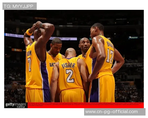 火箭队与骑士队激战正酣NBA赛场精彩对决引发球迷热议